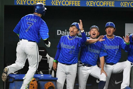 4回、先制弾の佐野(左)を出迎える三浦大輔監督(左から2人目)