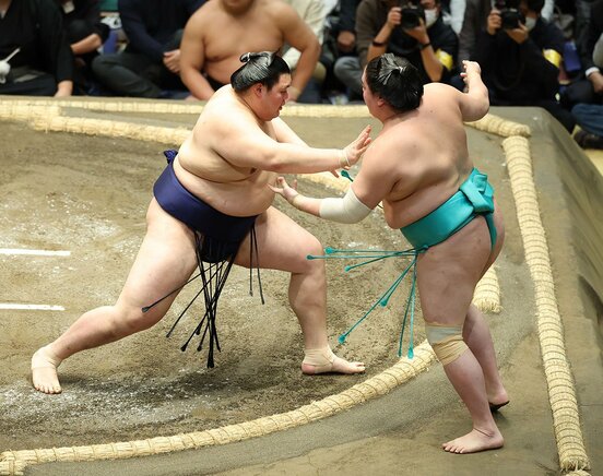 一山本(右)を落ち着いて下した大の里