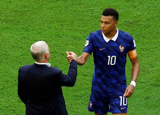 試合後にデシャン監督と握手するキリアン・エムバペ(ロイター)