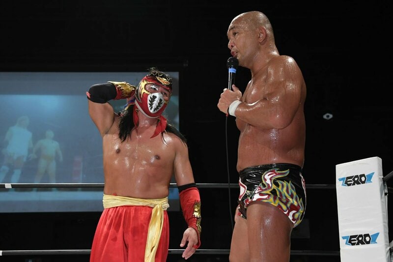 田中将斗(右)との一騎打ちをドローで終えたハヤブサ
