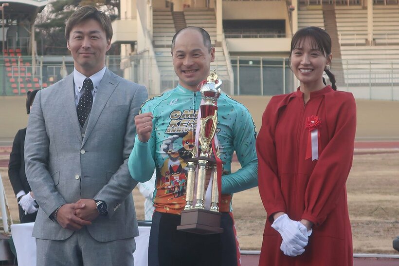 優勝した北津留翼（中央）は浅尾美和（右）と平原康多の祝福を受けた
