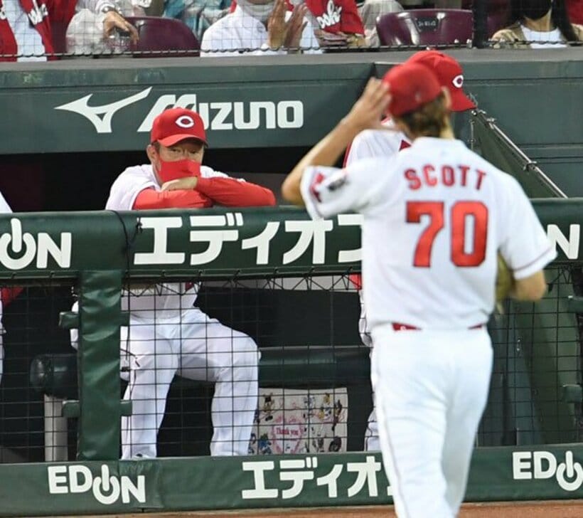 マウンドを降りるスコット（右）に厳しい表情の広島・佐々岡監督