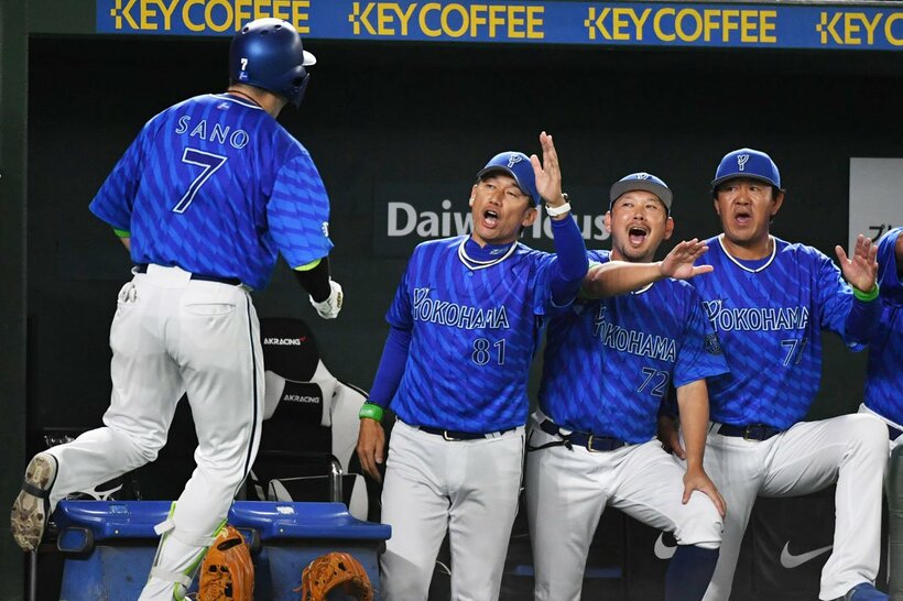 ４回、先制弾の佐野（左）を出迎える三浦大輔監督（左から２人目）