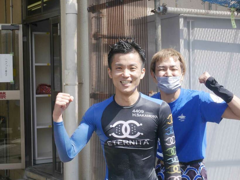 通算１０００勝を達成した坂元浩仁（手前）を池永太が祝福した