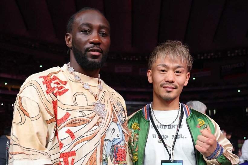 東京ドームに観戦に訪れていた元世界５階級王者のテレンス・クロフォード氏(左)。右は堤聖也
