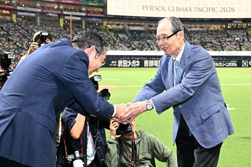 本拠地でソフトバンクのＣＳ突破を見守ったソフトバンク・王貞治球団会長(右)