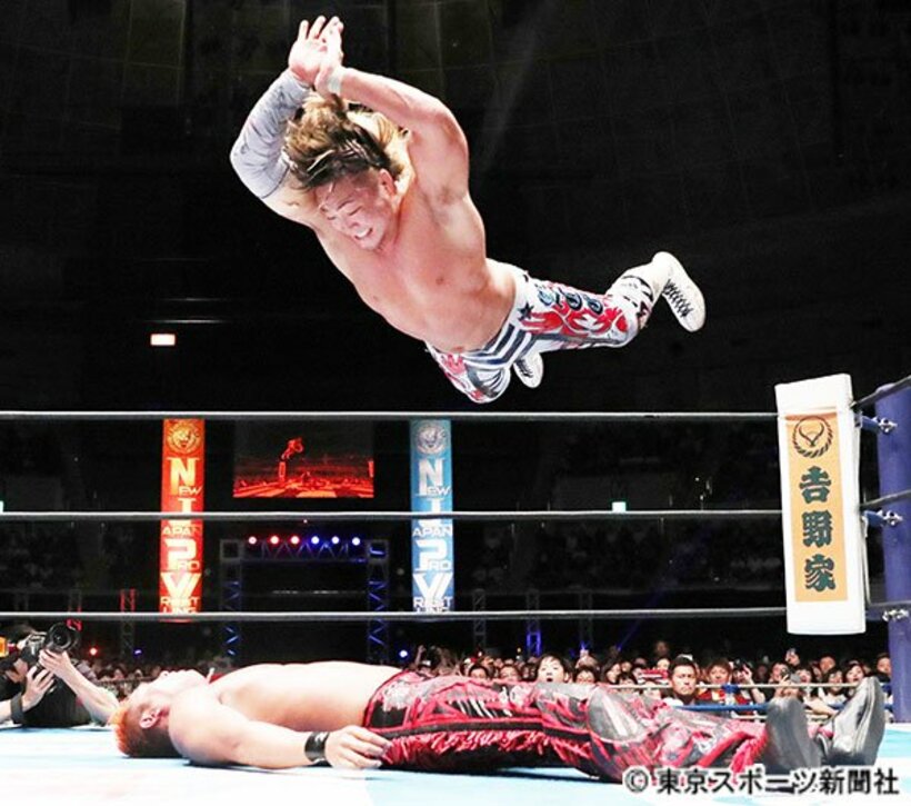  棚橋は昨年９月の対戦でオカダ（下）を葬ったハイフライフローの解禁を決意