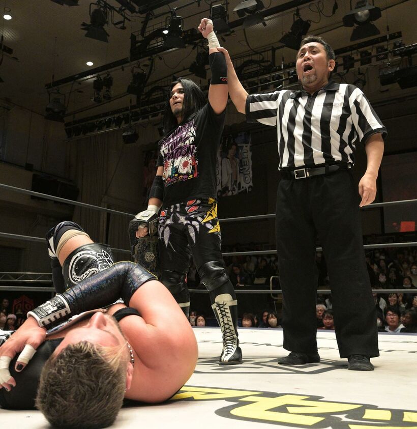 クリス・ブルックス（下）からユニバーサル王座を奪った佐々木大輔