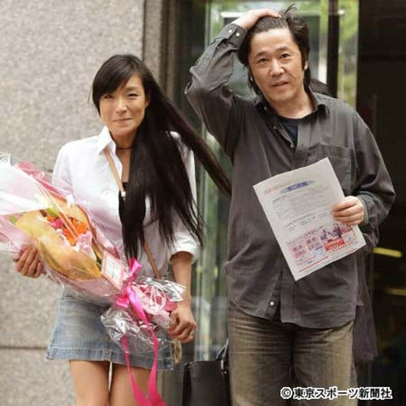 昨年逮捕された若山騎一郎（右）と妻の仁美凌