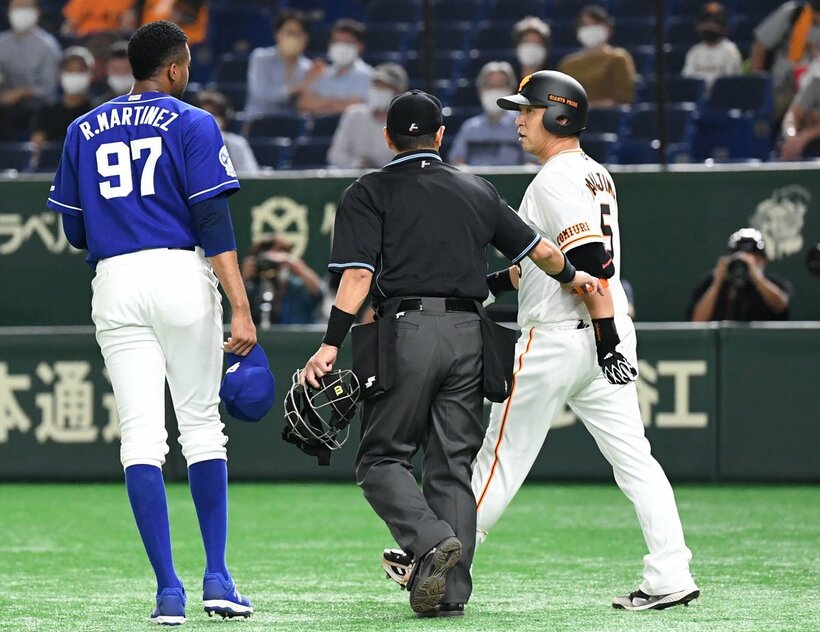  中島（右）はＲ・マルティネスをにらみつけたが…（東スポWeb）