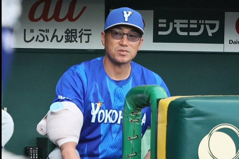 度会隆輝の打球が当たりアイシングする相川亮二監督