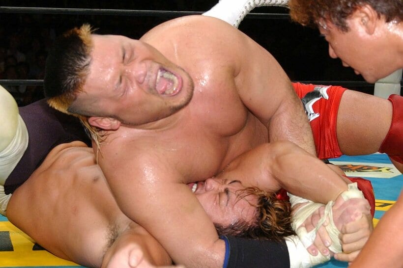 G1優勝決定戦で天山広吉（上）に敗れた棚橋弘至（04年8月）