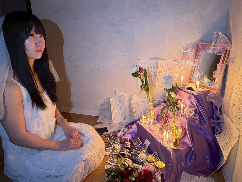 自作の祭壇を見つめる玖麗さやか