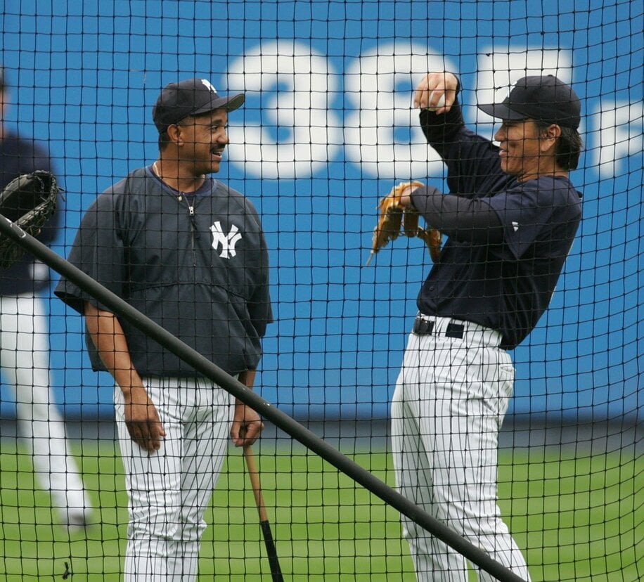  ヤンキース時代に松井秀喜（右）と談笑するペーニャコーチ（東スポWeb）