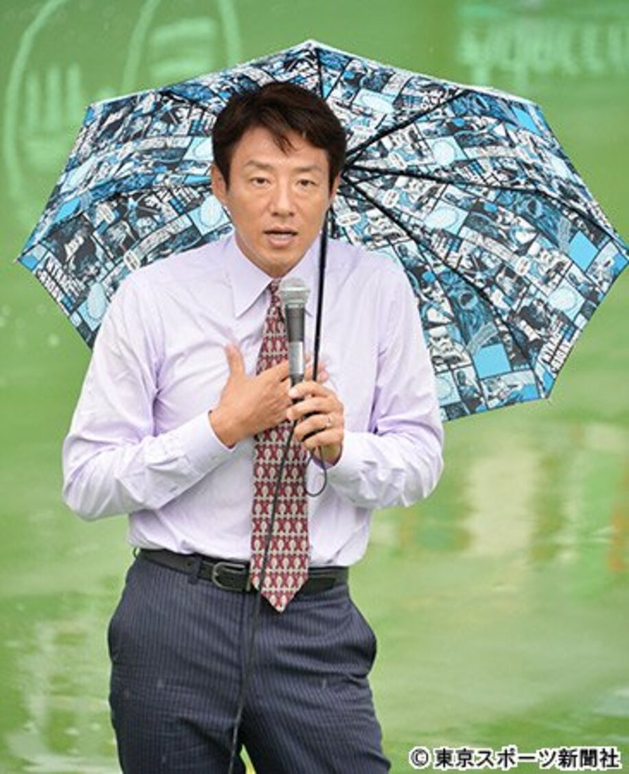 雨の中集まったファンの前で話す松岡修造