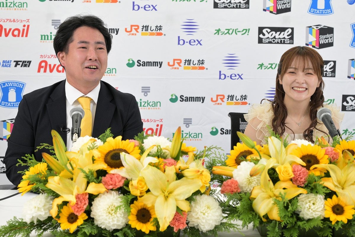 なつぽい（右）の会見に同席した岡田太郎社長