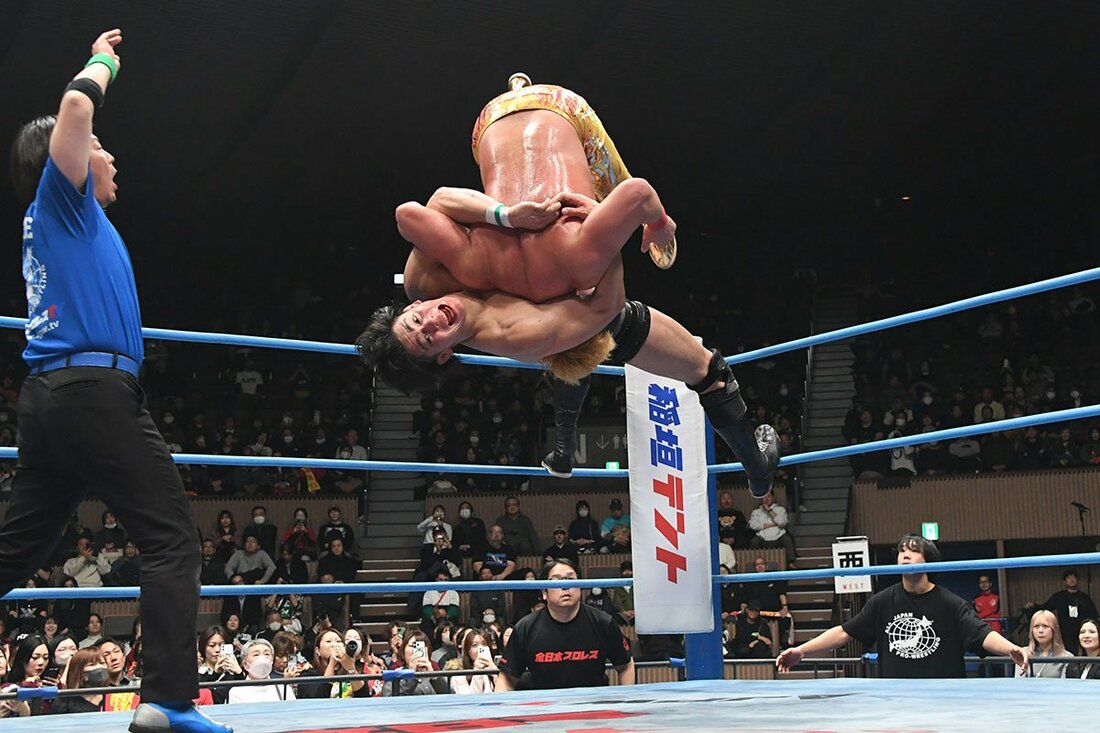 雪崩式のダブルアームスープレックスを放つ安齊勇馬　