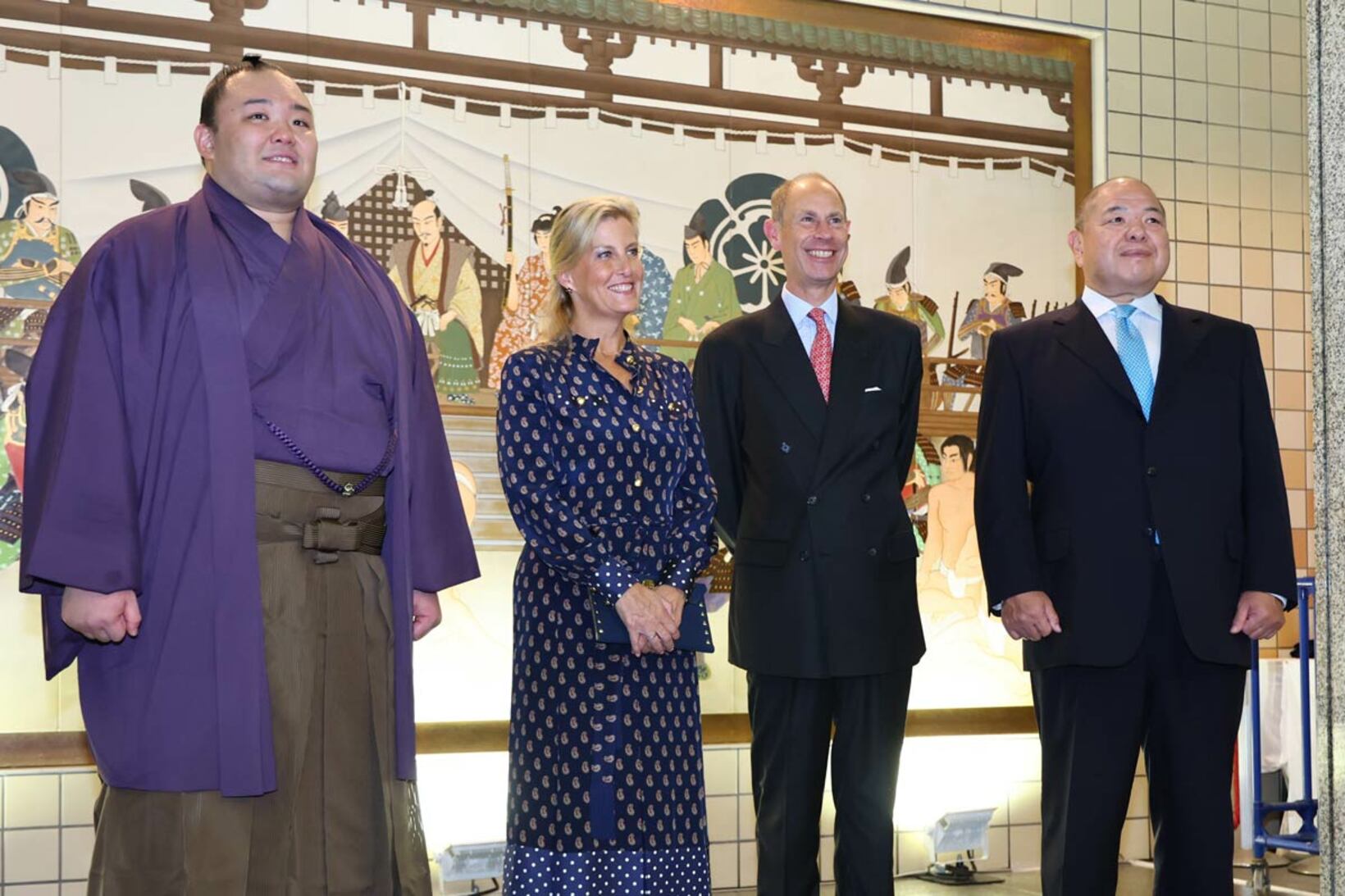 エジンバラ公爵夫妻を出迎えた朝乃山（左）と八角理事長