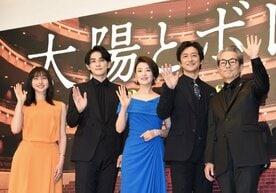  左から森マリア、町田啓太、檀れい、石丸幹二、水谷豊（東スポWeb）