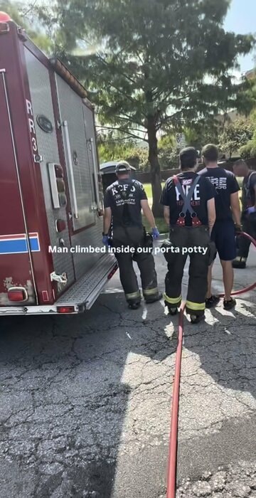 汚物タンクに落ちた男性を見守る消防隊（パトリオット・ポータブル・レストルームズのインスタグラム@patriotportablerestroomsから）