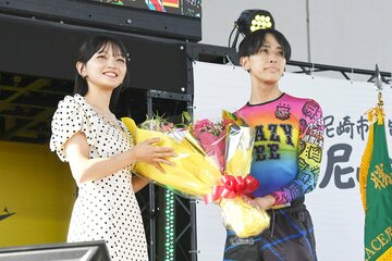 福留光帆(左)から花束を渡される加藤翔馬