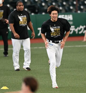 試合前練習で元気な姿を見せたソフトバンク・柳田
