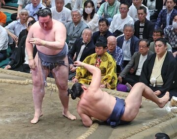 下手投げで金峰山(右)をぶん投げた寿之富士