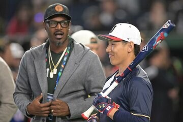 吉田正尚（右）とアダム・ジョーンズ