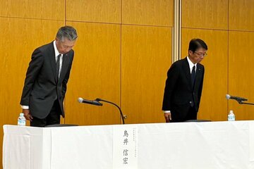 会見で頭を下げる鳥井信宏社長（左）と山田賢治副社長