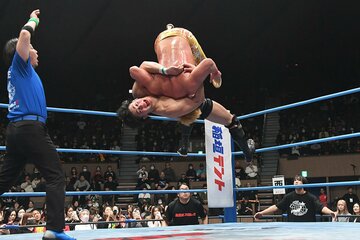 雪崩式のダブルアームスープレックスを放つ安齊勇馬　