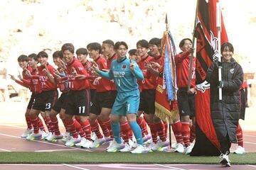 カニ歩きで入場する帝京大可児の選手たち