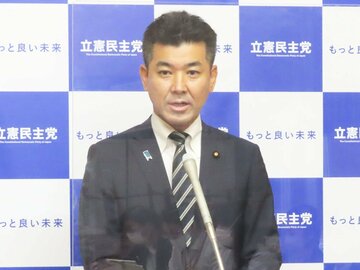 会見を開いた立憲民主党・泉代表