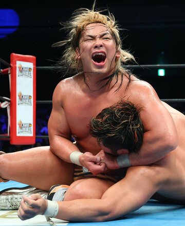 上村優也(下)をヘッドロックで攻める大岩陵平