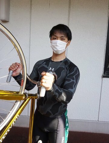  並々ならぬ気合をみなぎらせる新婚の村上竜馬