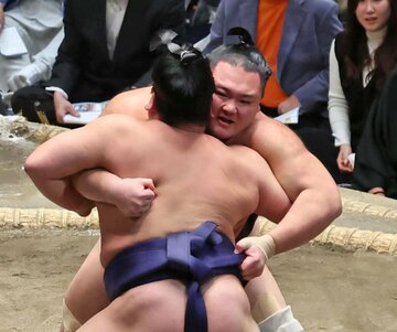 11日目も平戸海(手前)を寄り切った朝乃山