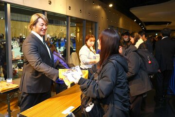 引退翌日の１・５大田区では、社長として売店に立った棚橋弘至