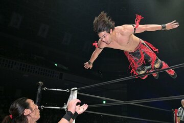 場外の竹下幸之介(左)に捨て身のダイブを敢行した武知海青