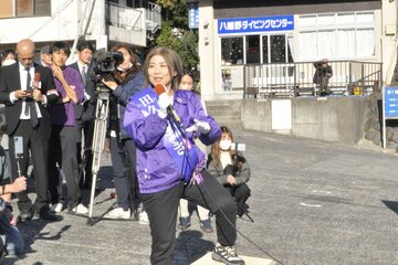 市長選には多くの報道陣が集まった