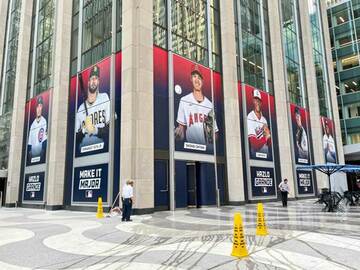  マンハッタン中心部のMLBストアに飾られている大谷の特大写真（左から３人目）