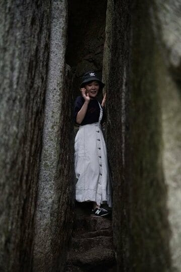  ご神体の間を通り抜けてパワーをもらいます