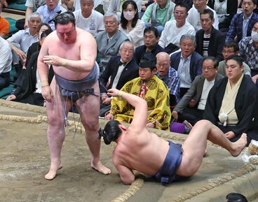 下手投げで金峰山(右)をぶん投げた寿之富士
