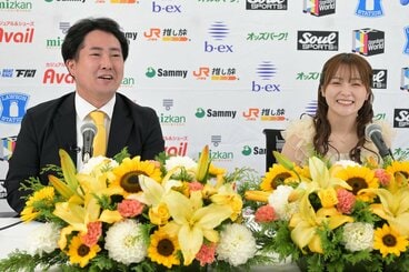 なつぽい（右）の会見に同席した岡田太郎社長