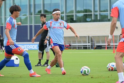 全体練習を行った長友ら日本代表