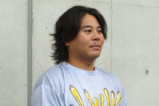 取材に応じるソフトバンクの浜口遥大