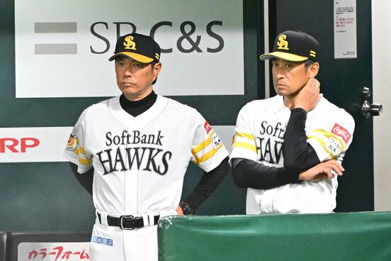 カード初戦をものにしたソフトバンク・小久保監督(左)