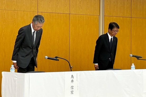 会見で頭を下げる鳥井信宏社長（左）と山田賢治副社長