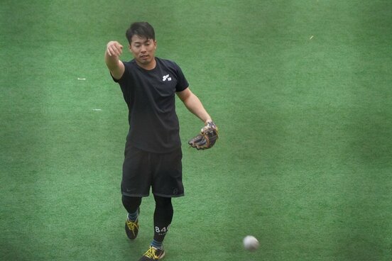 キャッチボールをする巨人・浅野翔吾外野手