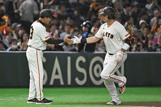 6回、本塁打を放ったダルベック(右)