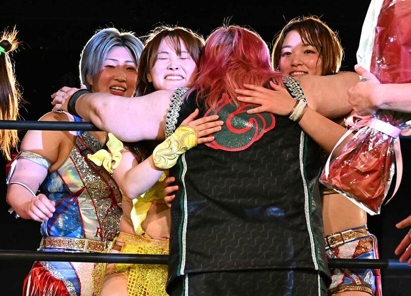 彩羽匠（左）、なつぽい（左から２番目）、Sareee（右）と抱き合う伊藤薫
