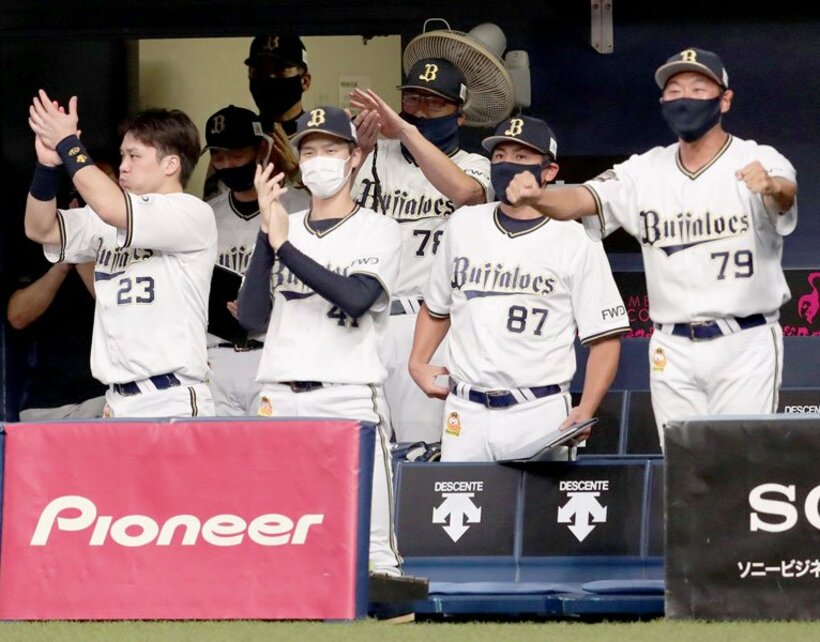  中嶋監督代行（中央奥）が指揮を執るようになり、ベンチのムードは変わった